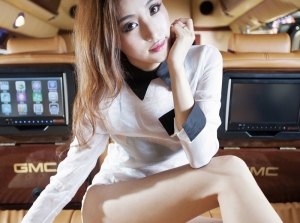 Người đẹp khoe dáng bên nội thất xế độ