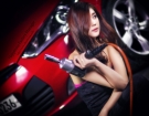 Cô nàng sửa xe xinh đẹp