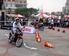 Đi xe máy không dễ