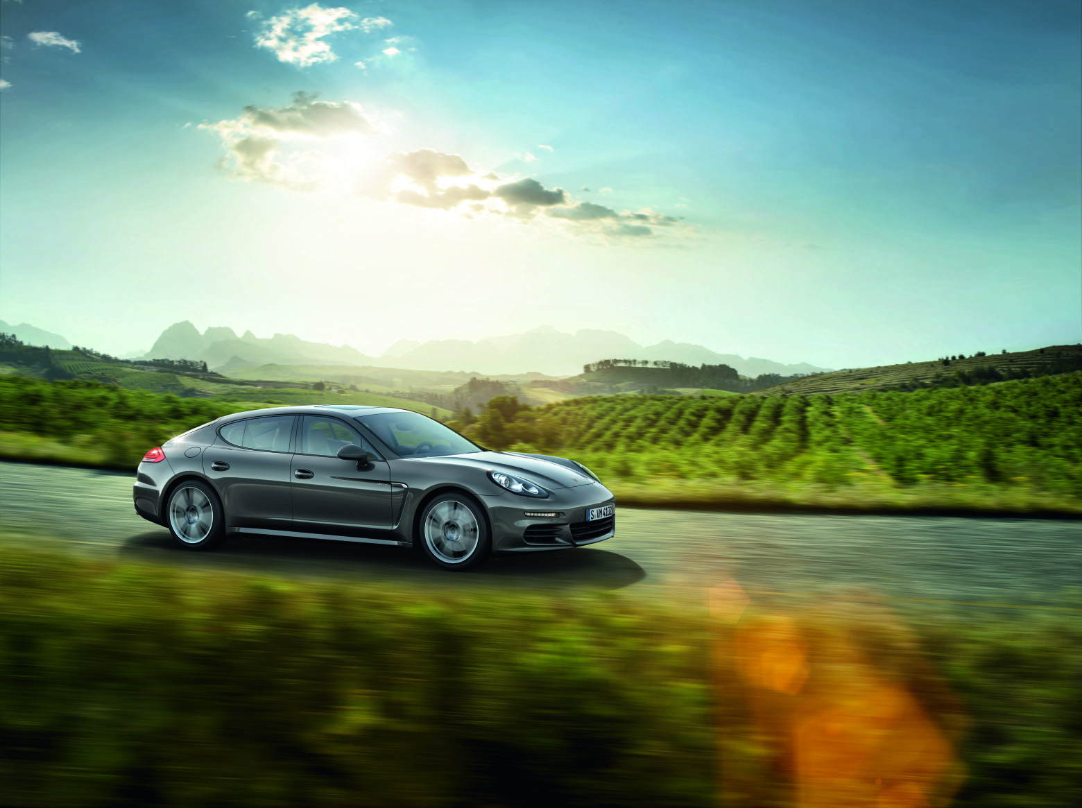 Porsche Panamera sẽ về Việt Nam với giá 4,5 tỷ đồng